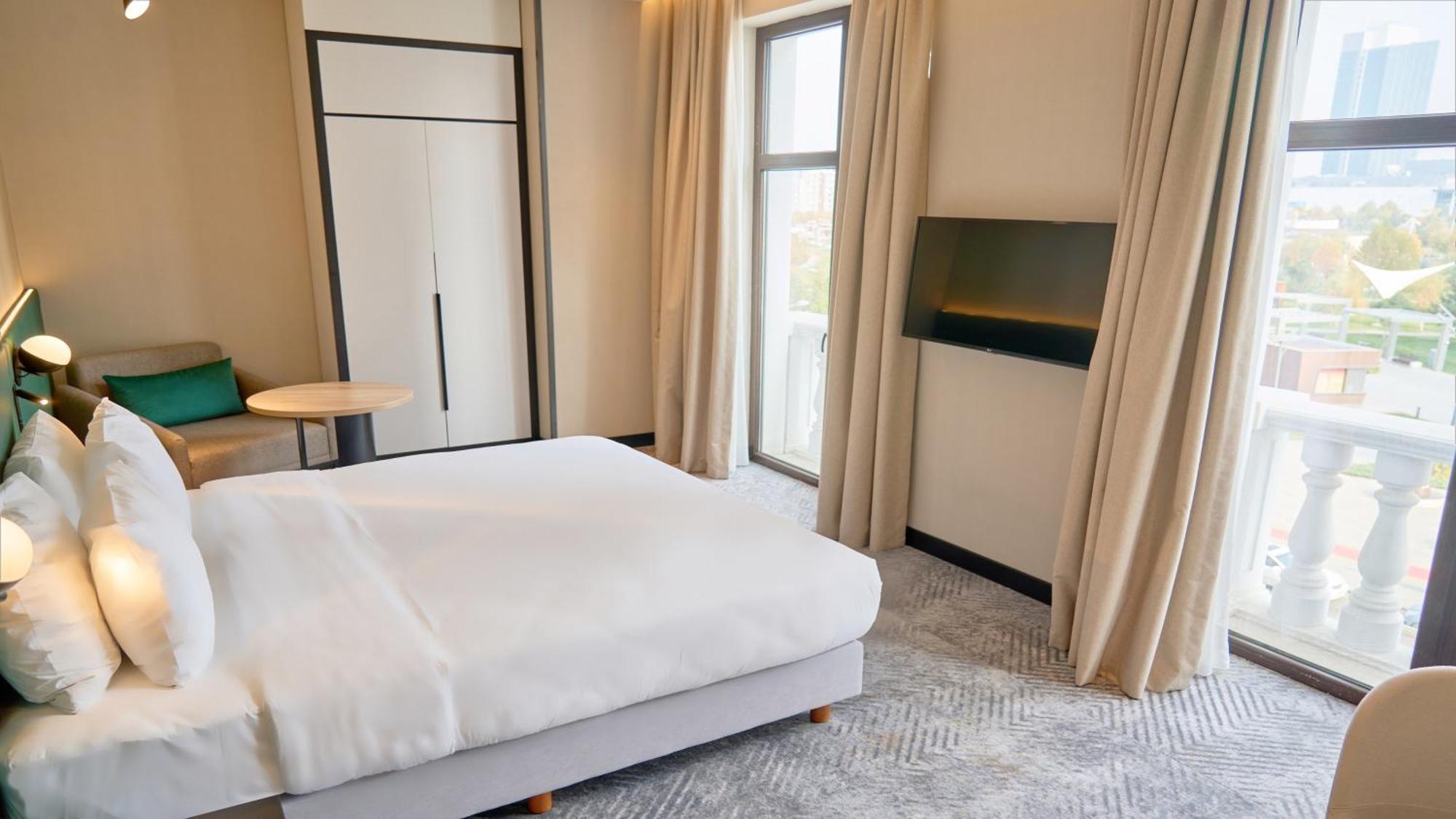 Holiday Inn Tashkent City By Ihg Exterior photo